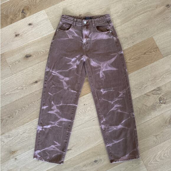 PrettyLittleThing - Tie Dye Boyfriend Jeans in Brown & Pink